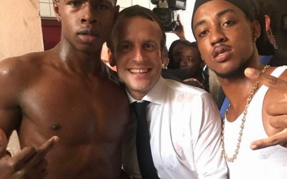 doigt macron martinique amour risitas