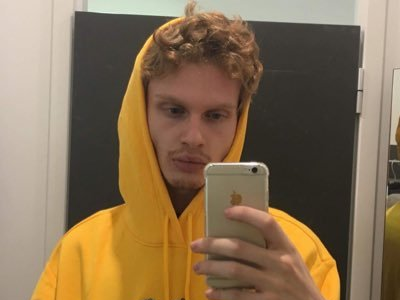 selfie jaune tumblr twitter victime celestin iphone risitas sjw