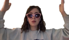other-lunettes-mains-clairo