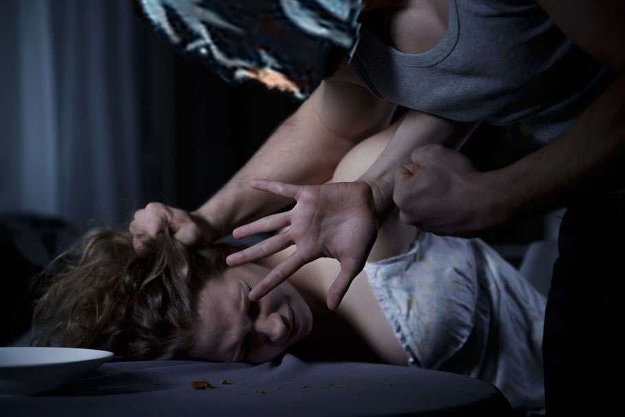 viol couteau famille mec tue mort 2sucres batman