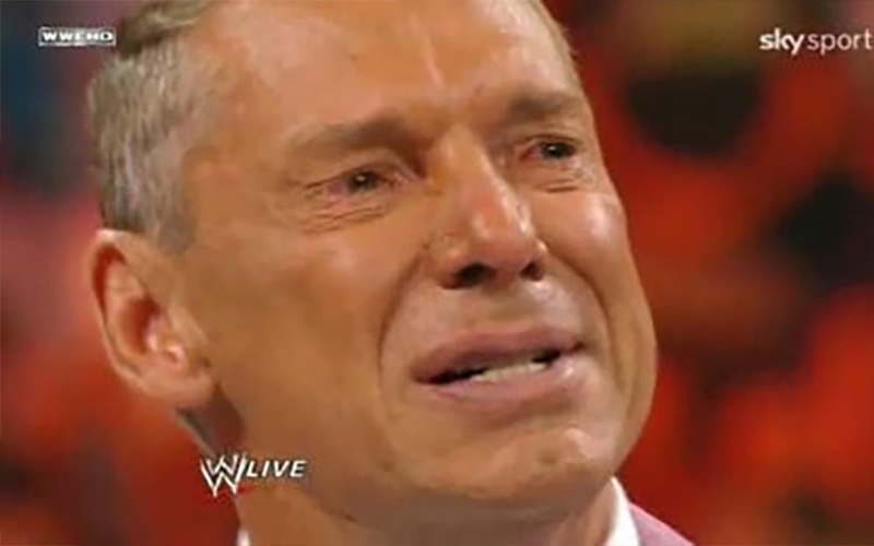 vince wwe mcmahon pleure