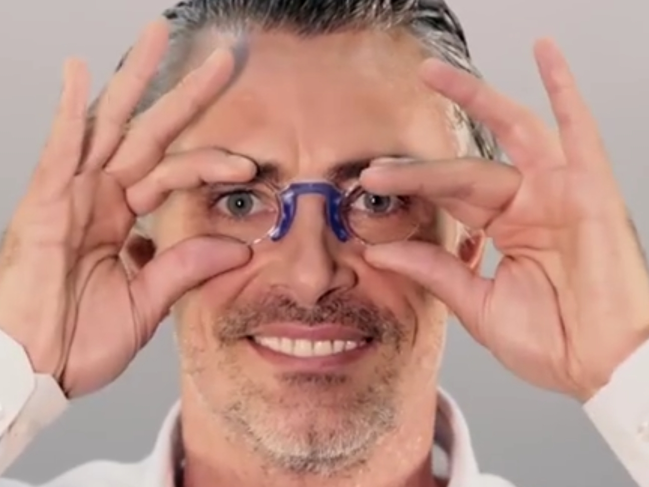 nooz malaise branche troll lunettes rire