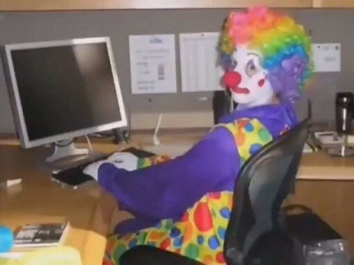 clown rigolo psg qsg germain parisien troubadour saint baladin turlupin pitre saltimbanque vassal paris farceur qatar idiot bouffon village