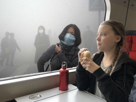 miroir-repas-train-masques-thunberg-greta-petit-gaz-ecologie-dejeuner-other-pollution