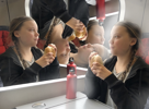 other-thunberg-ecologie-train-petit-dejeuner-greta-miroir