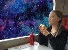 fond-espace-other-toiles-girl-train-repas-thunberg-galaxie-ecologie-cosmic-greta-cosmique-dejeuner-petit