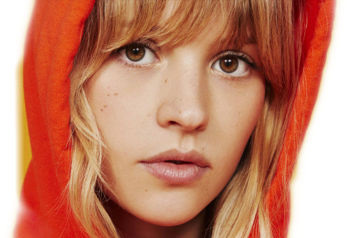 blonde capuche actrice angele fille