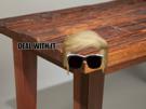 other-blond-with-deal-bg-coin-de-table-it-lunettes
