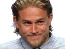 narquois-sourire-other-charlie-hunnam-bg