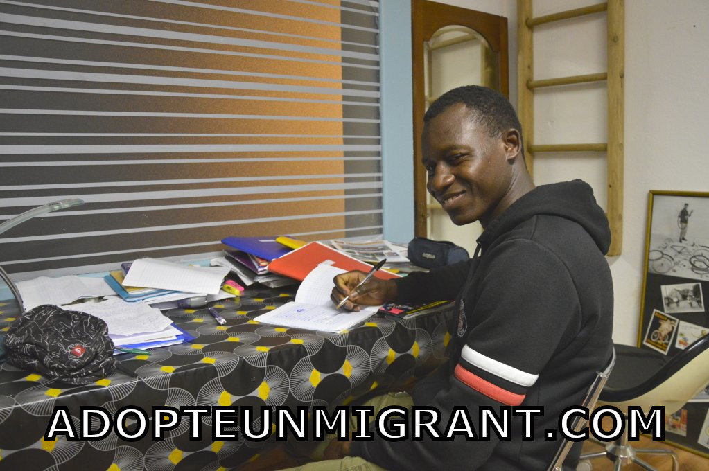 ecolier un risitas ans 16 migrant sourire adopte