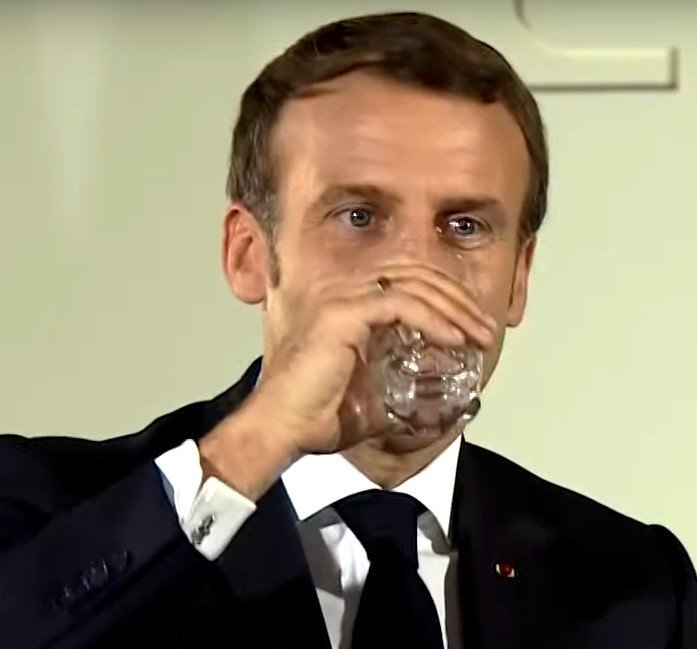 macron boit drink politic