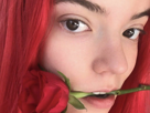 rose-taylor-rouge-regard-cheveux-fleur-anya-rouges-joy-zoom