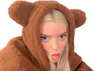 anya-taylor-joy-pyjama-ours-costume-cosplay-deguisement-kawaii-coucou-langue-bear