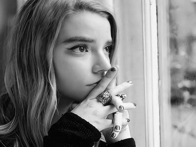 anya taylor joy fenetre white black pensive noir blanc triste nostalgie manque blonde