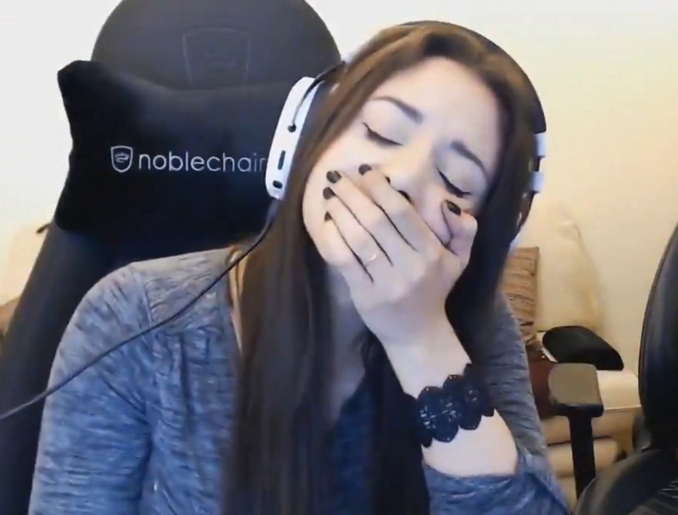 gameuse risitas oups betise anita sweet shit grave bordel fille mince connerie juif