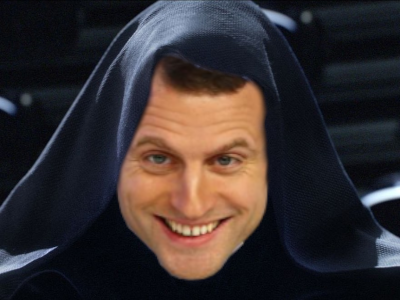 macron politic rire fou empereur pouvoir