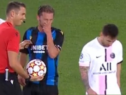 rire messi moqueur victime arbitre triste