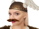 anya-potion-taylor-moustache-gaulois-viking-fourrure-obelix-joy-casque-asterix-gauloise-blonde-gaule-magique