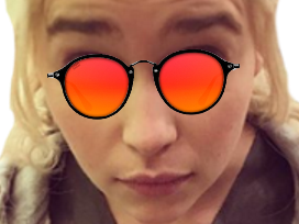daenerys lunettes rouge etonnee