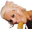 1010-blonde-solide-femme-mange-mais-montage-5-fruits-legumes