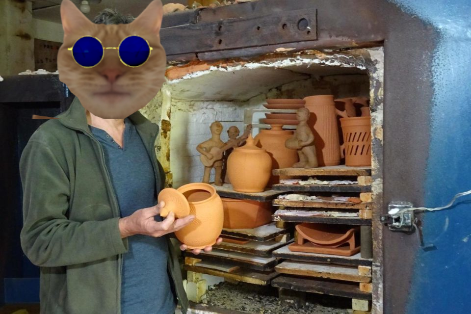 chat poterie lunettes bleues