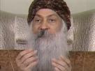 osho-sage-meditation-barbe-alpha-vieux-gourou-indien