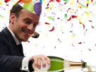macron-champagne-fete-verre-sert-alcool-sourire-bourre-celebration-2022-elections-confetis