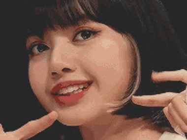 lisa blackpink kpop sourire main doigts gif