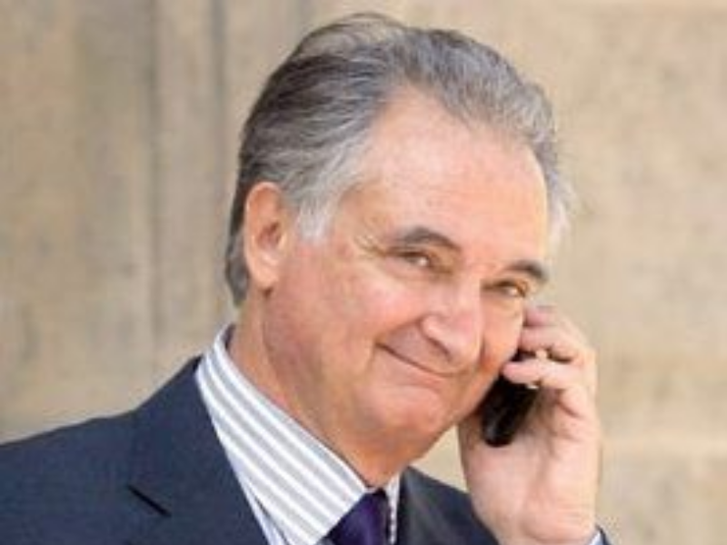 attali telephone complot portable politique sourire