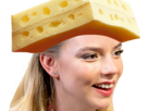 anya-taylor-joy-chapeau-qui-pue-fromdu-gruyere-rire-rigole-content-contente-blonde-fromage