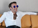 macron-jupiter-emmanuel-lrem-micron-president-pose-posay-ent-lunettes-bleues-golems-mepris-canape