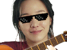 park-gyu-young-coreenne-actrice-lunettes-eco-guitare-musique-notes-main
