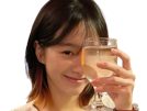 park-gyu-young-actrice-coreenne-verre-drink-boit-sourire