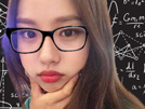 go-min-si-lunettes-coreenne-actrice-reflechit-calcul-mathematique