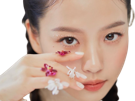 go-min-si-actrice-coreenne-regard-fleurs