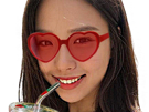 go-min-si-coreenne-actrice-lunettes-curs-drink-paille-boit