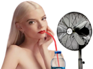 anya-taylor-joy-ventilo-ventilateur-bouteille-eau-boisson-soif-paille-chaleur-temperature-ete-canicule-blonde