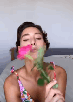 gif-brune-influenceuse-bifle-rose-wtf-oulala-french-1010-tchoin-femme