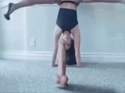 atterrissage sur sextoy geant gode gros cul fesses porte jarretelles talons