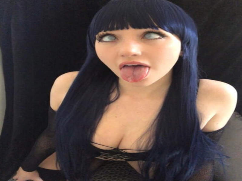 tirange de langue ahi cosplay jolie