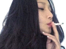 asiatique-fume-smoke-cigarette-main