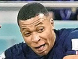 mbappe bappe malaise rire tire grimasse equipe de france pologne 3-1 cash