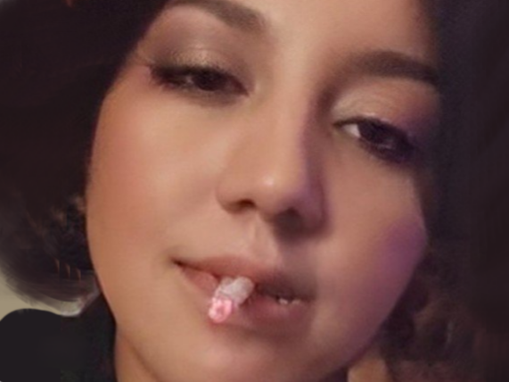 trap faceapp awsouriante d fille fume cigarette