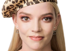 anya-taylor-joy-smile-sourire-face-moqueuse-philippot-yeux-regard-leopard-gros-plan-tete-blonde