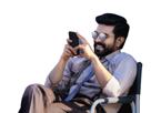 rrr-bollywood-tollywood-inde-ram-charam-indien-chad-telephone-chaise-assis-lunettes