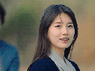 bae-suzy-actrice-chanteuse-kpop-coreenne-sourire-contente-bras-gif