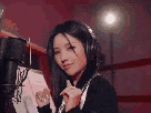 jeon-soyeon-rappeuse-coreenne-musique-coucou-salut-sourire-audio-casque-gif