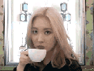sunmi-kpop-coreenne-tasse-regard-pensive-chanteuse-gif