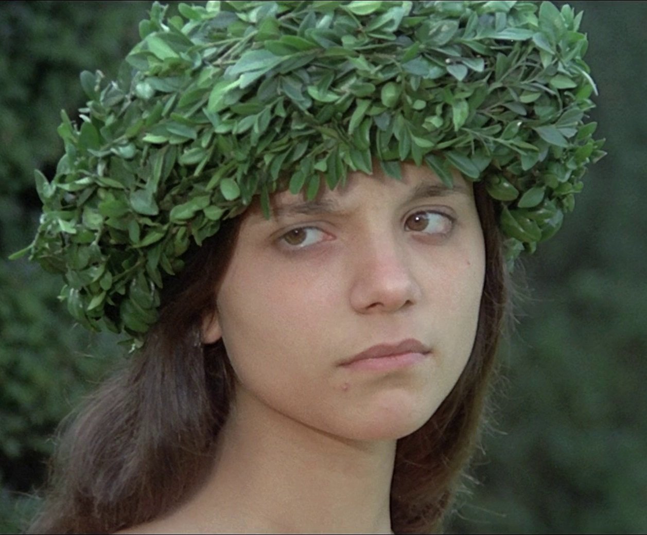 girl fille sourire smile porn couronne herbe