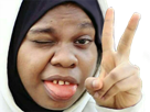 broula-musulmane-femme-moche-cool-victoire-tire-langue-africaine-dents-bonheur-voilee-laide-fille-noire
